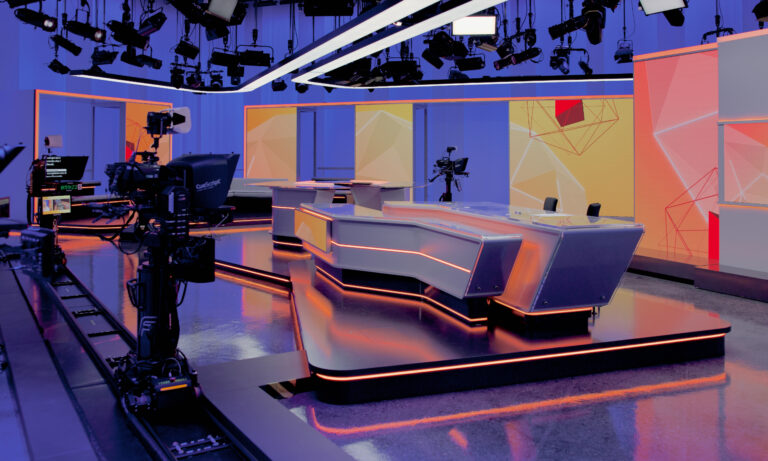 RSI-Fernsehstudio mit blauer Lichtgestaltung und Studiotisch