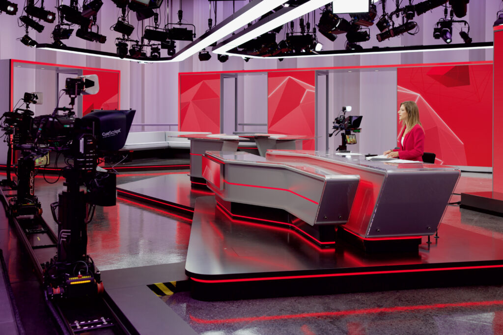 RSI-Fernsehstudio mit roter Lichtgestaltung und Studiokameras